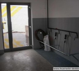Barrierefreier Sanitärraum mit Haltegriffen im Feuerwehrgerätehaus