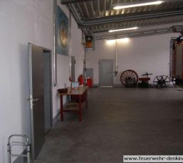 Leere Fahrzeughalle im Feuerwehrgerätehaus Denkingen