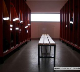 Umkleideraum der Feuerwehr Denkingen mit Spinden und Sitzbank