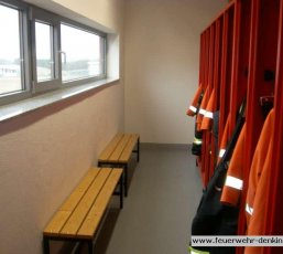 Umkleide mit Sitzbänken und Einsatzkleidung im Feuerwehrgerätehaus