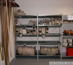 Lagerregal mit Schläuchen und Feuerwehrgeräten