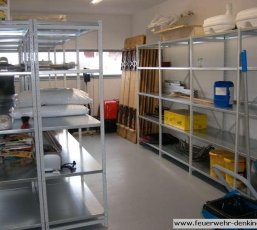 Gerätelager mit Regalen, Schläuchen und Einsatzmaterial