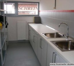 Spül- und Arbeitsbereich mit Edelstahlbecken im Feuerwehrgerätehaus