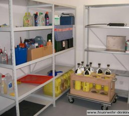 Vorratslager mit Getränken und Reinigungsmitteln im Feuerwehrgerätehaus