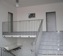 Treppenabsatz im Obergeschoss des Feuerwehrgerätehauses Denkingen