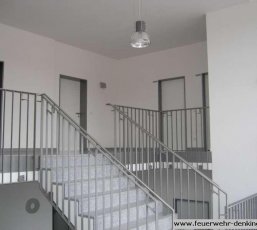 Treppenhaus mit Metallgeländern im Feuerwehrgerätehaus Denkingen