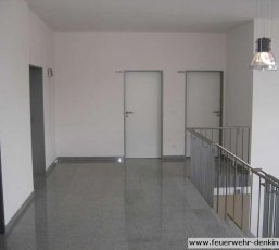 Heller Flur im Obergeschoss des Feuerwehrgerätehauses