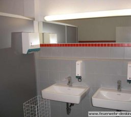 Waschbereich mit zwei Handwaschbecken im Feuerwehrgerätehaus