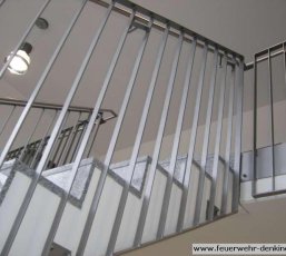 Treppenanlage mit Metallgeländern im Feuerwehrgerätehaus