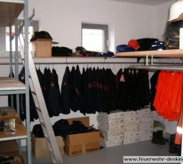Kleiderlager mit Einsatzbekleidung und Ausrüstung