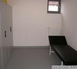 Ruheraum mit Untersuchungsliege im Feuerwehrgerätehaus