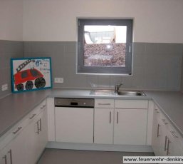 Küche des Feuerwehrgerätehauses mit Spüle und Arbeitsfläche