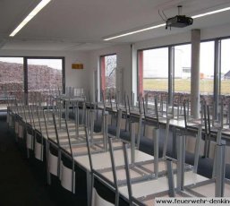 Schulungsraum der Feuerwehr Denkingen mit Tischen und Stühlen