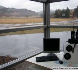Computerarbeitsplatz am Fenster im Feuerwehrgerätehaus Denkingen